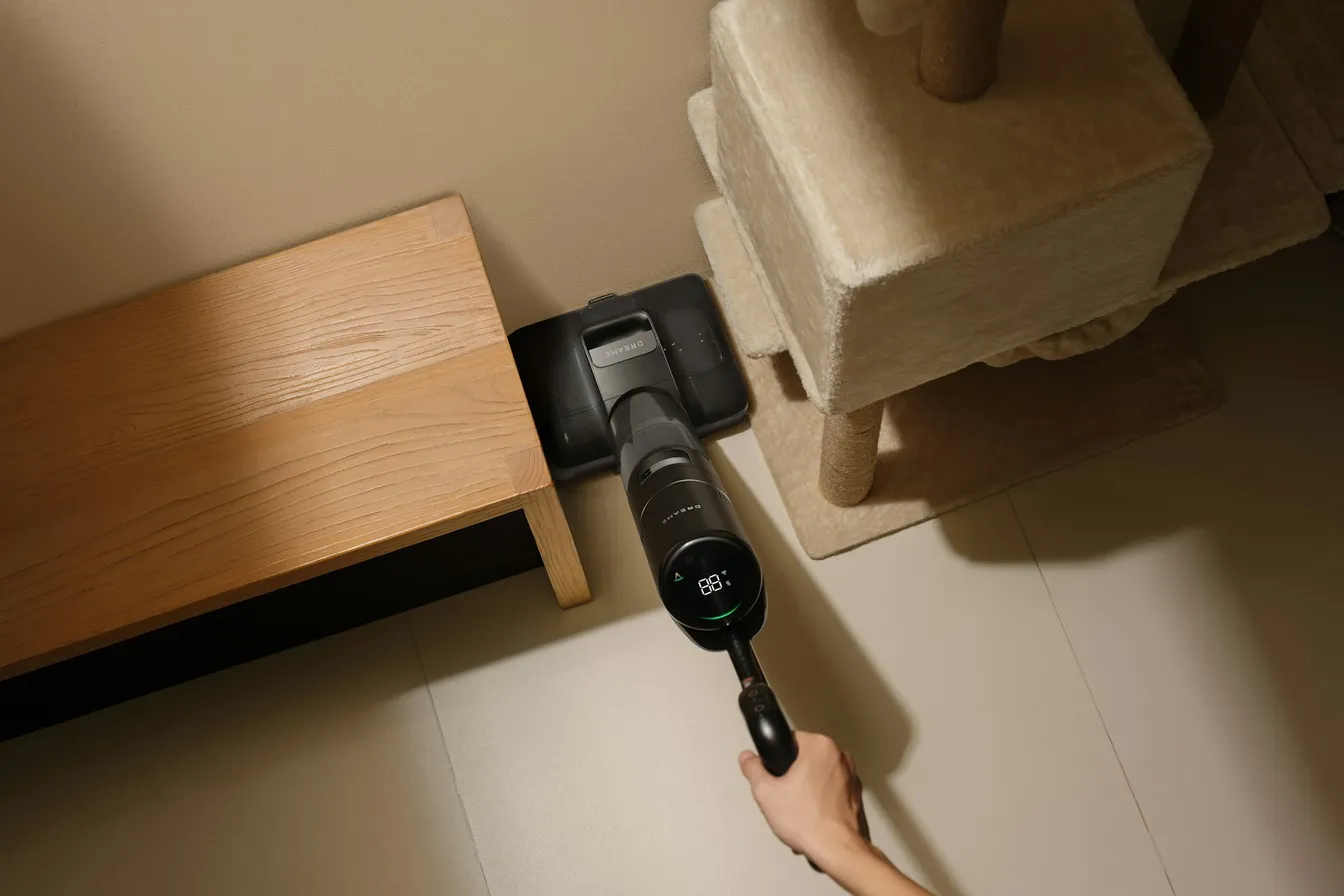 Aspiradora inalámbrica limpiando una esquina del piso