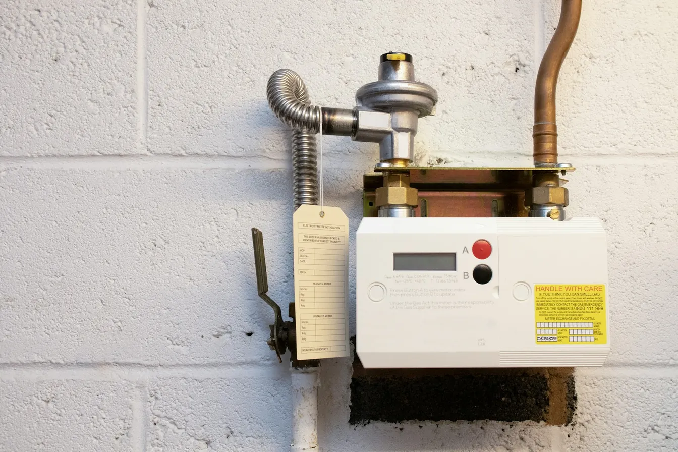 Medidor de gas con regulador en un muro