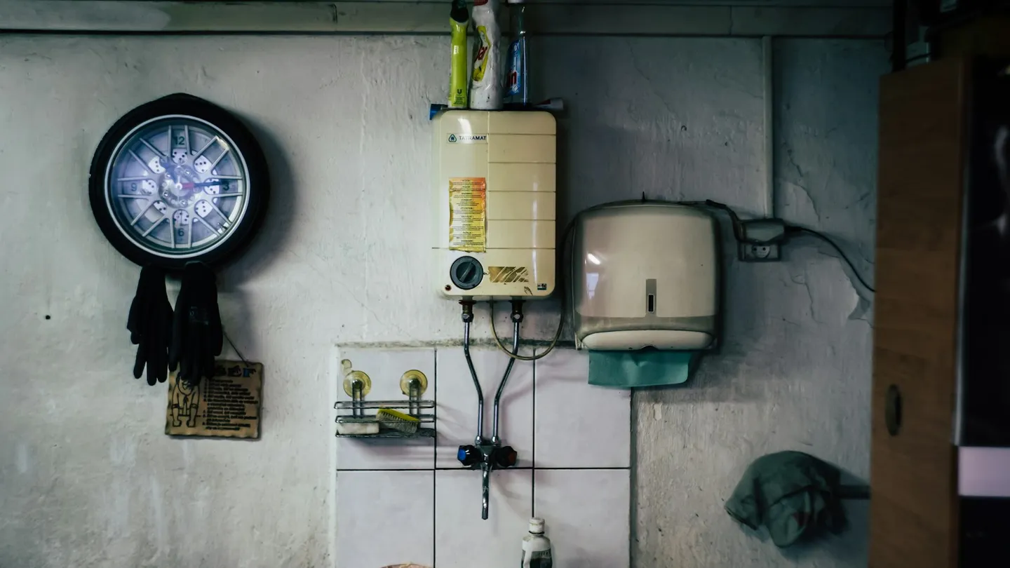 Calentador de agua de paso instalado en la pared de una cocina