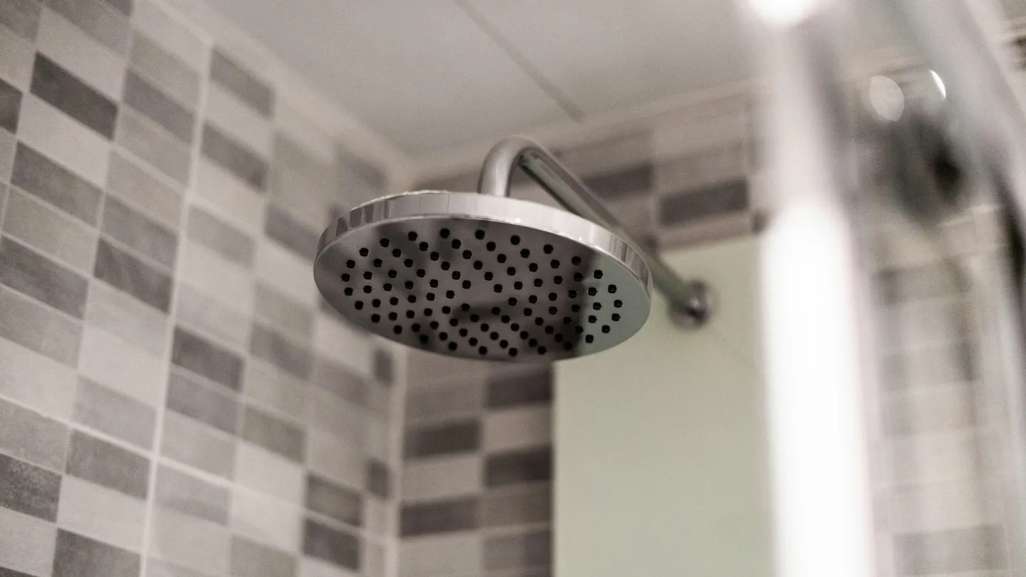 Regadera de acero inoxidable con agua