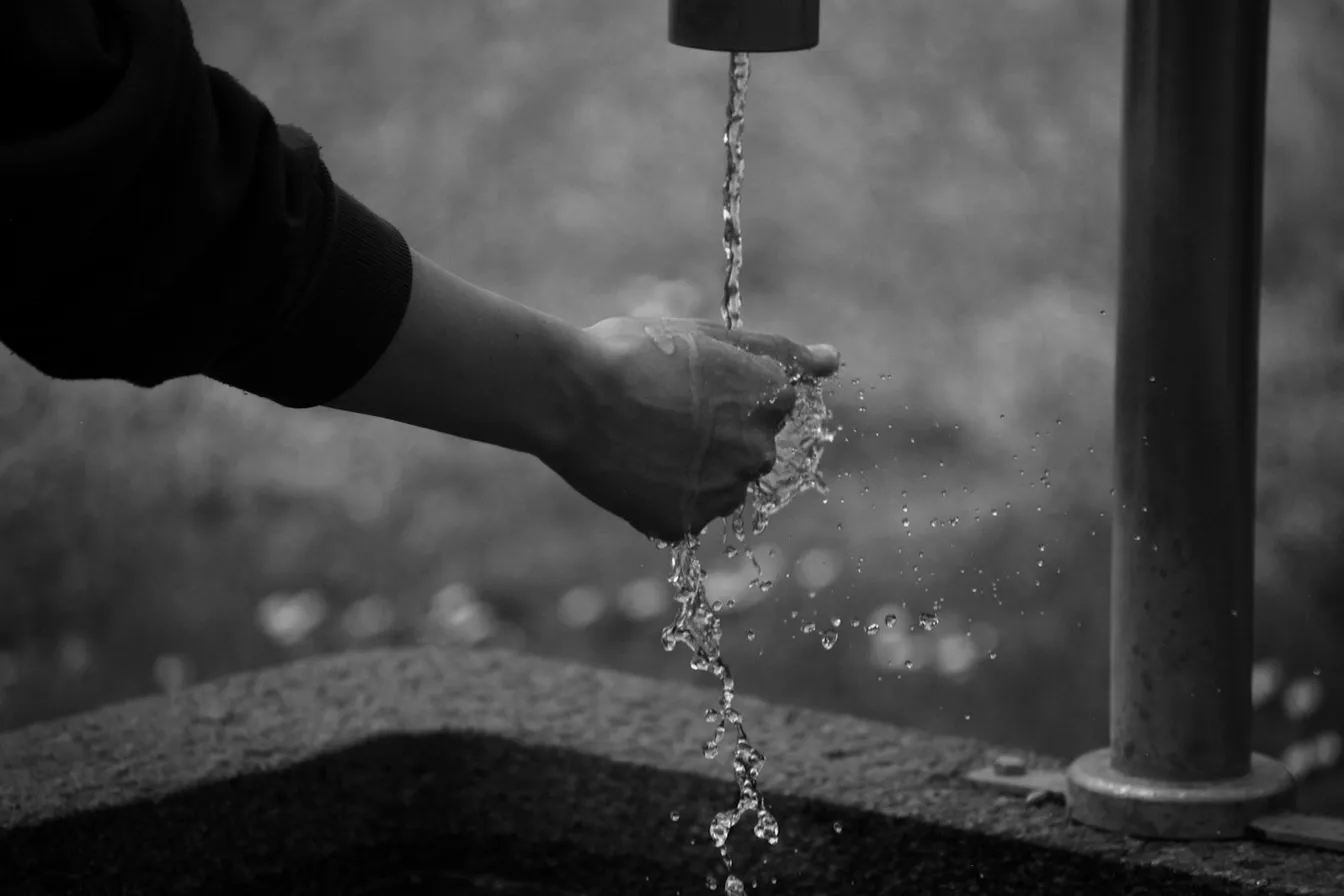 Agua saliendo de una llave