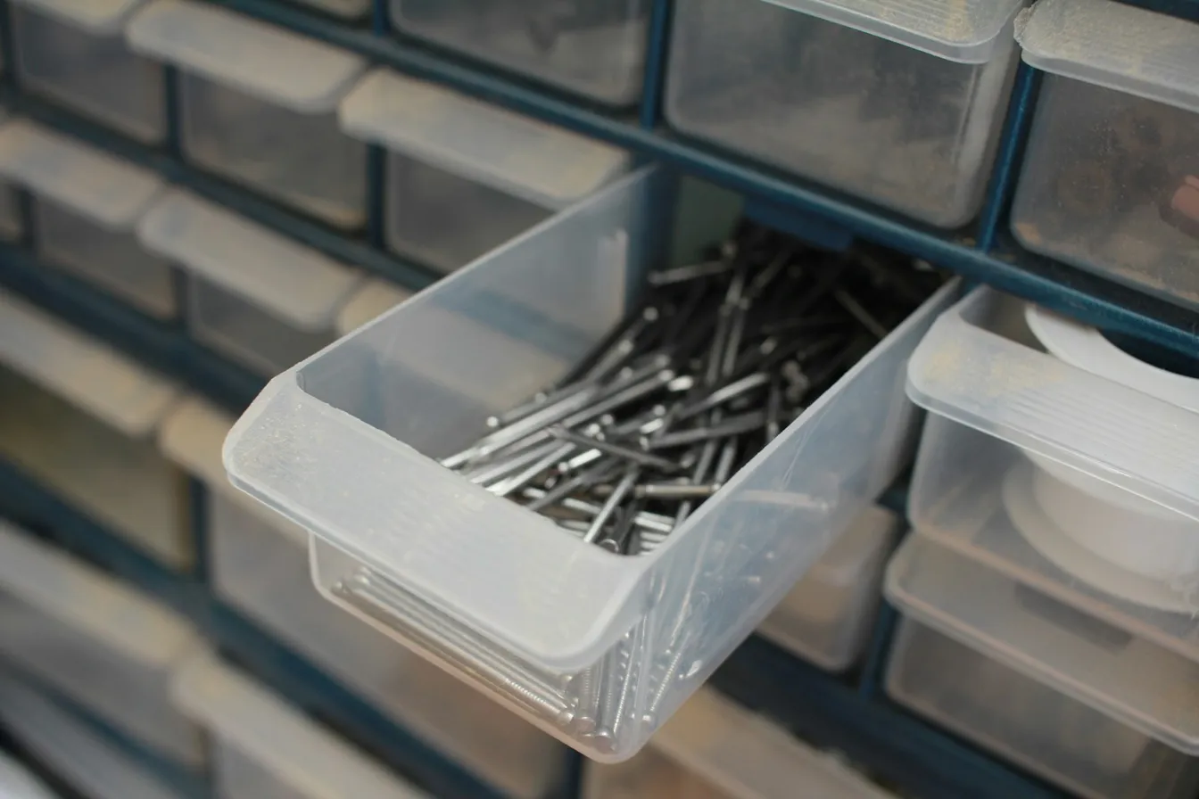 Organizador de plástico con clavos y tornillos separados