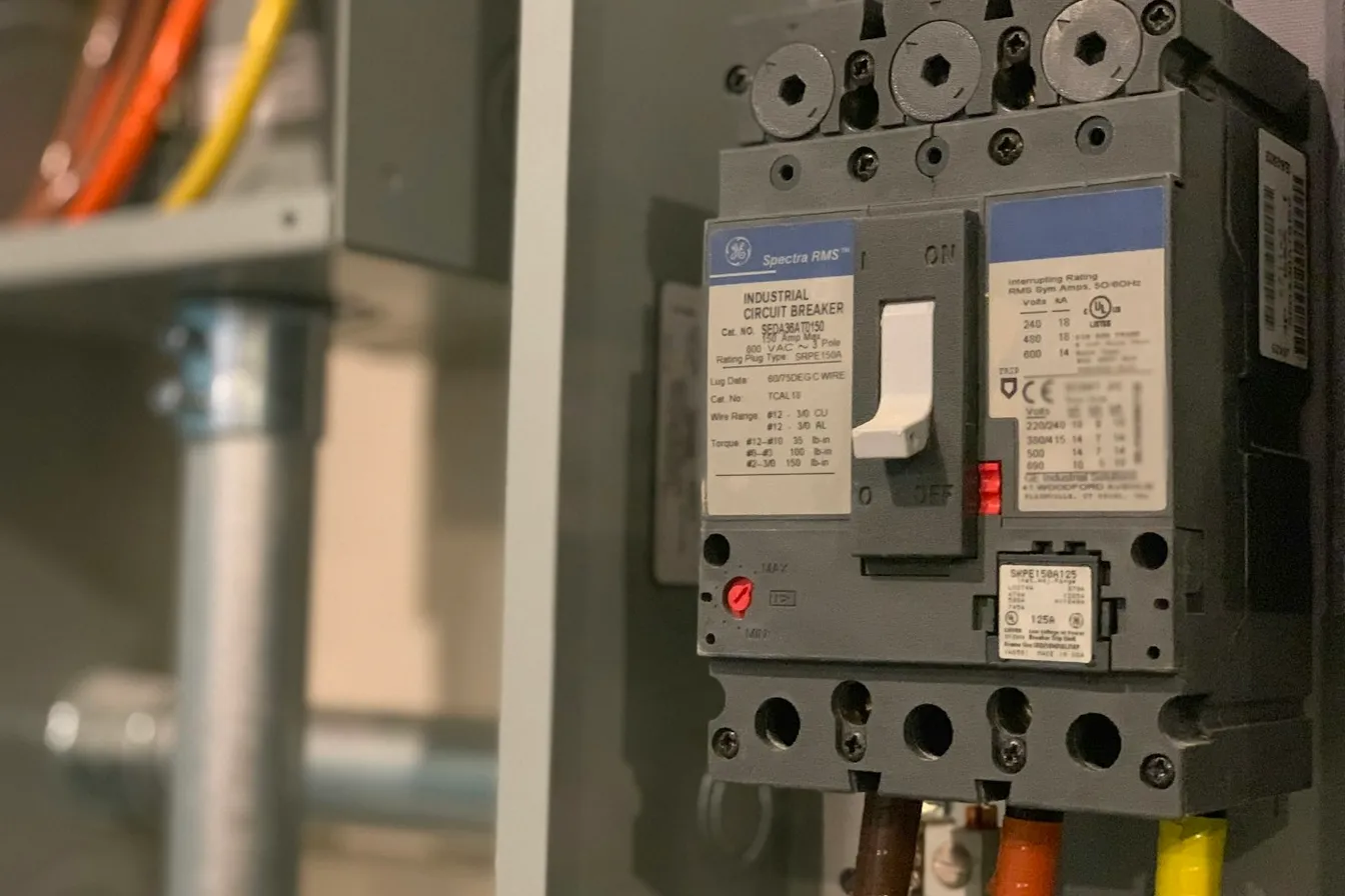 Caja gris de interruptores eléctricos