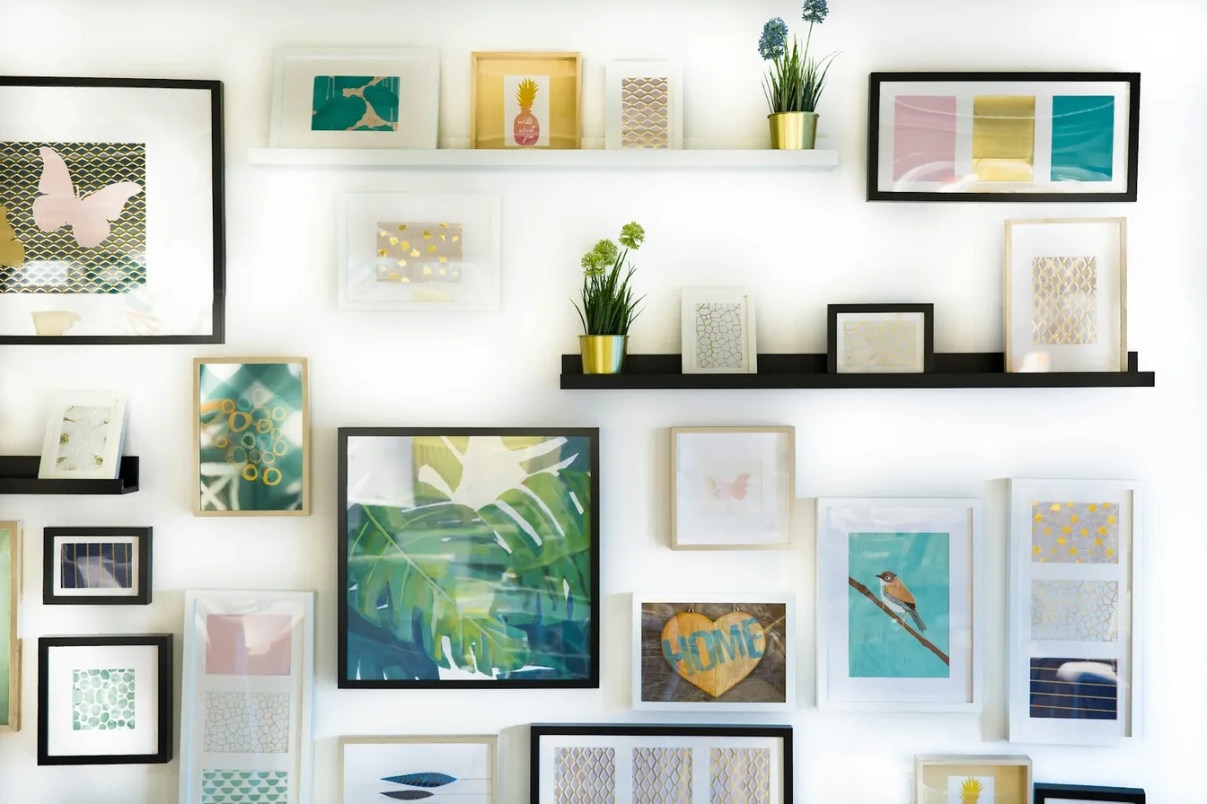 Pared con cuadros colgados y repisas