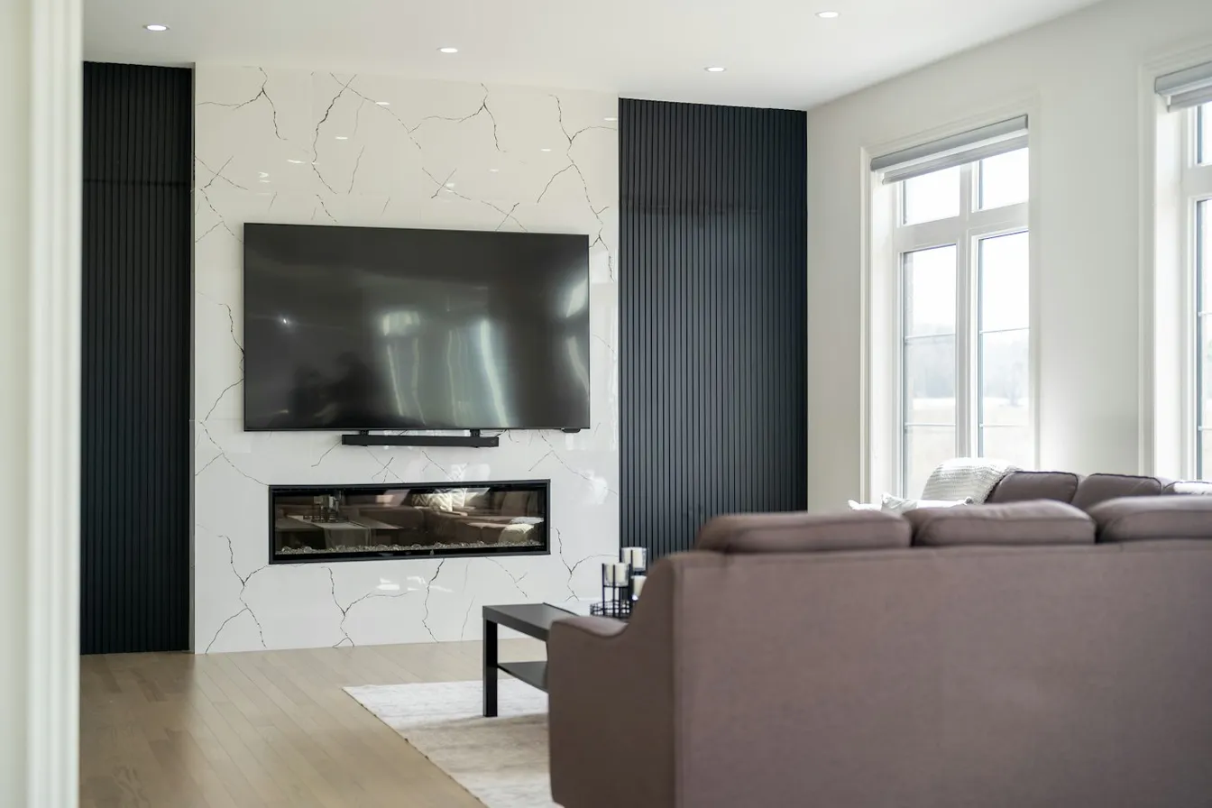 Sala con una televisión grande montada en la pared