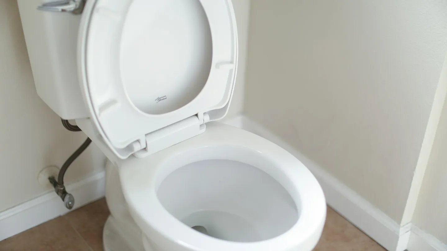 Inodoro blanco en un baño