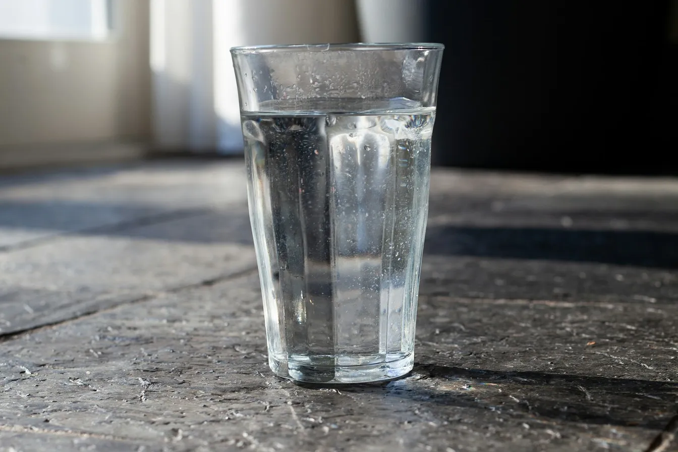 Vaso con agua sobre una mesa