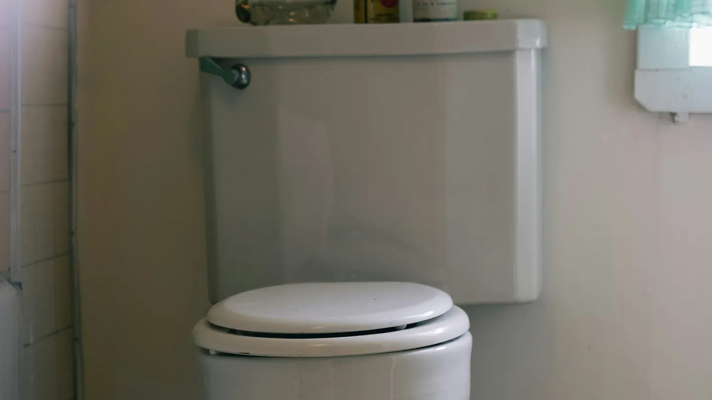 Tanque de un inodoro en un baño