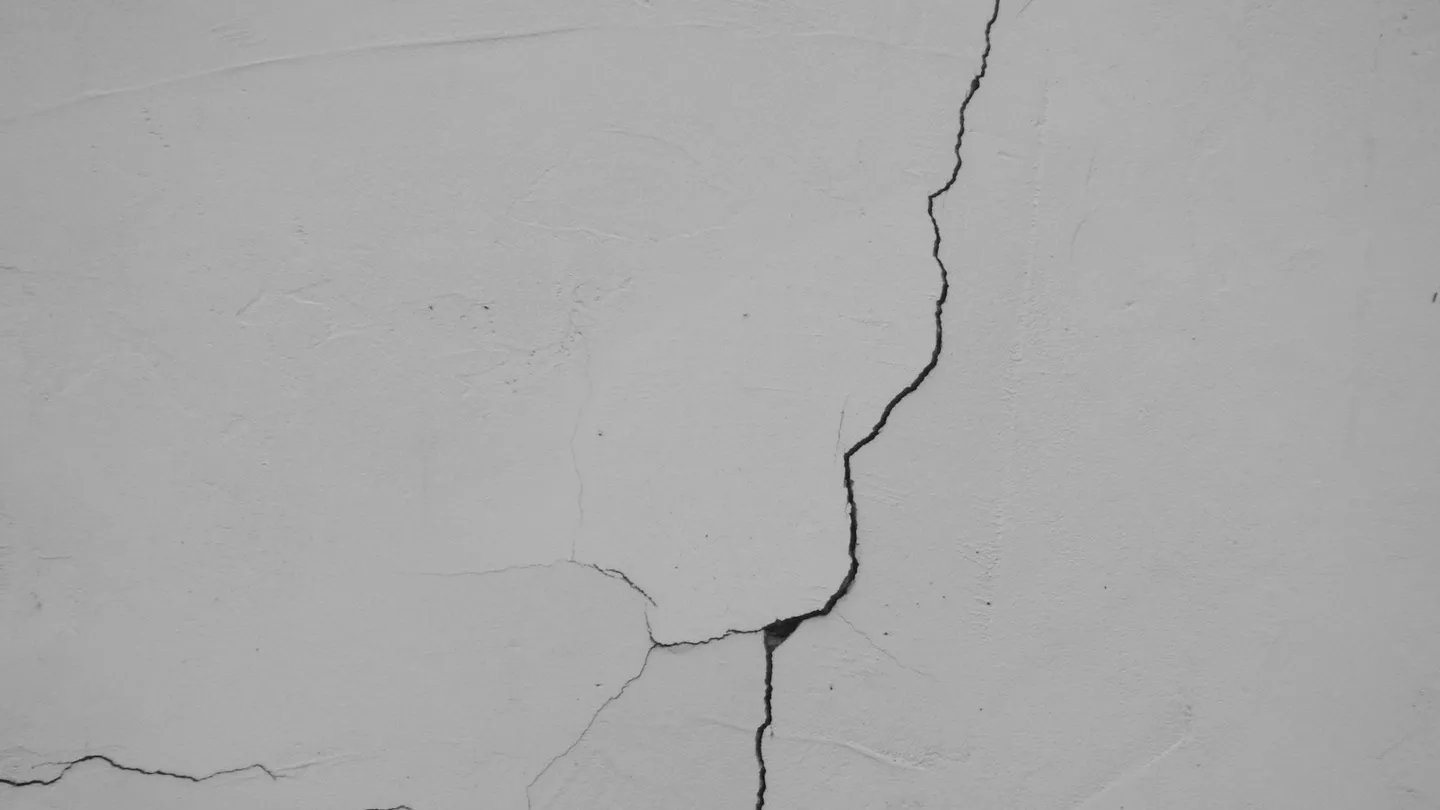 Grieta en un muro blanco