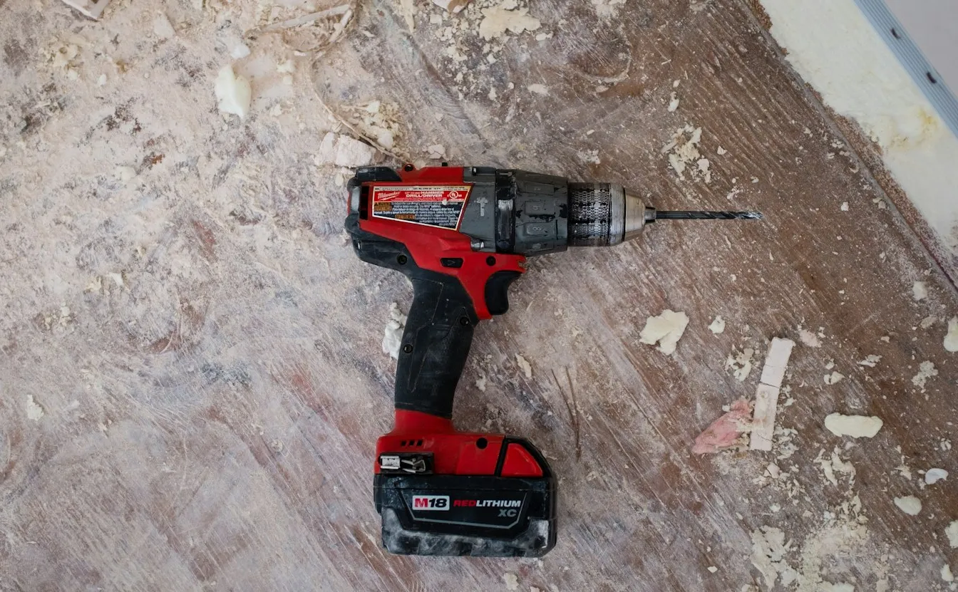 Taladro inalámbrico rojo con su batería