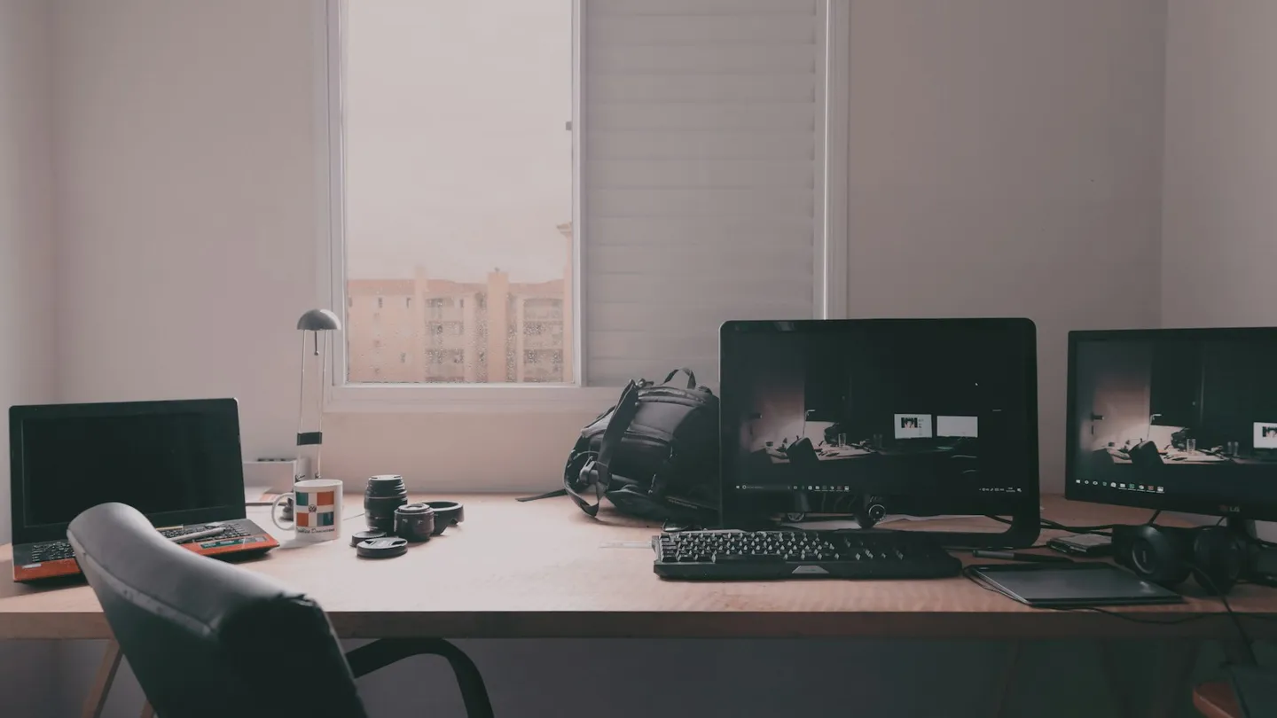 Escritorio de casa con computadora y monitores