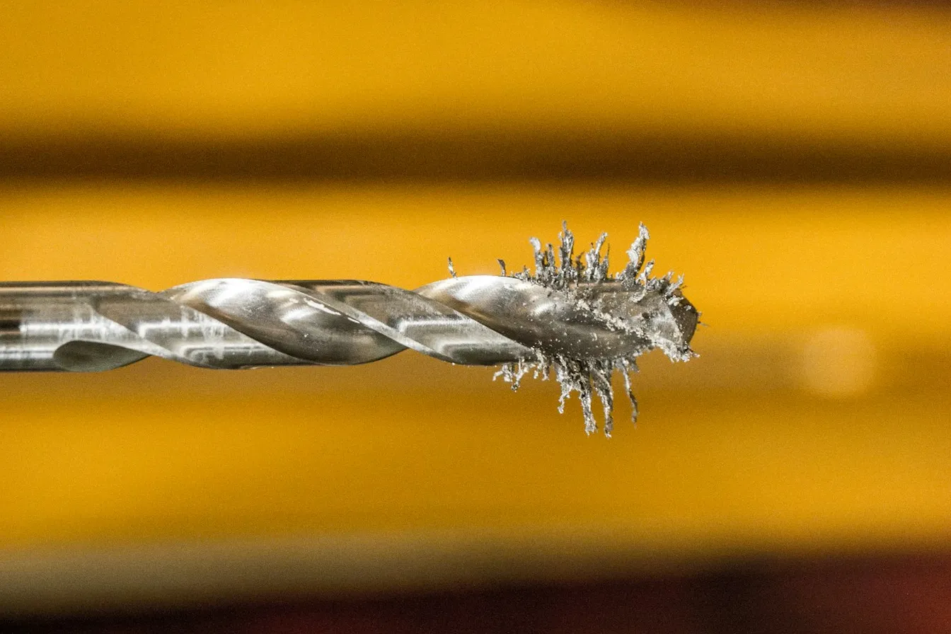 Primer plano de una broca de metal