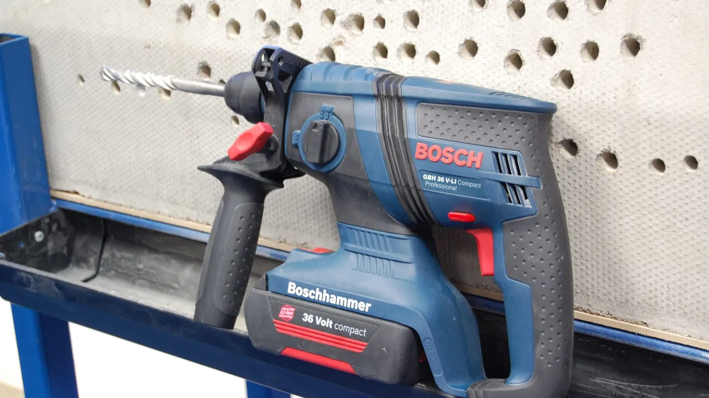Rotomartillo SDS inalámbrico Bosch con mango lateral y broca para concreto