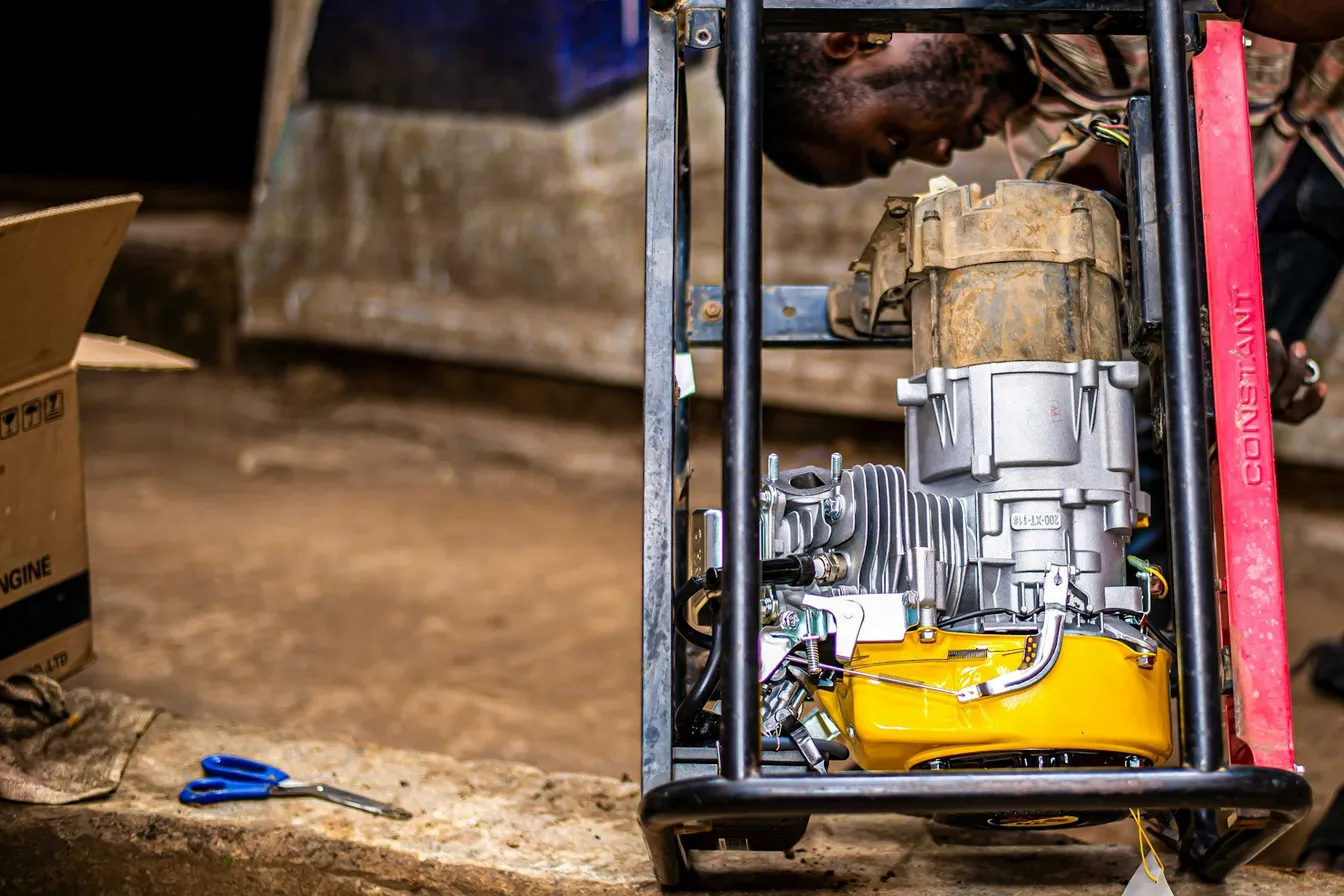 Motor de una planta de luz a gasolina sobre su base