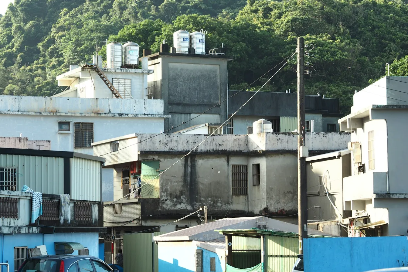 Azoteas de una ciudad con varios tanques de agua