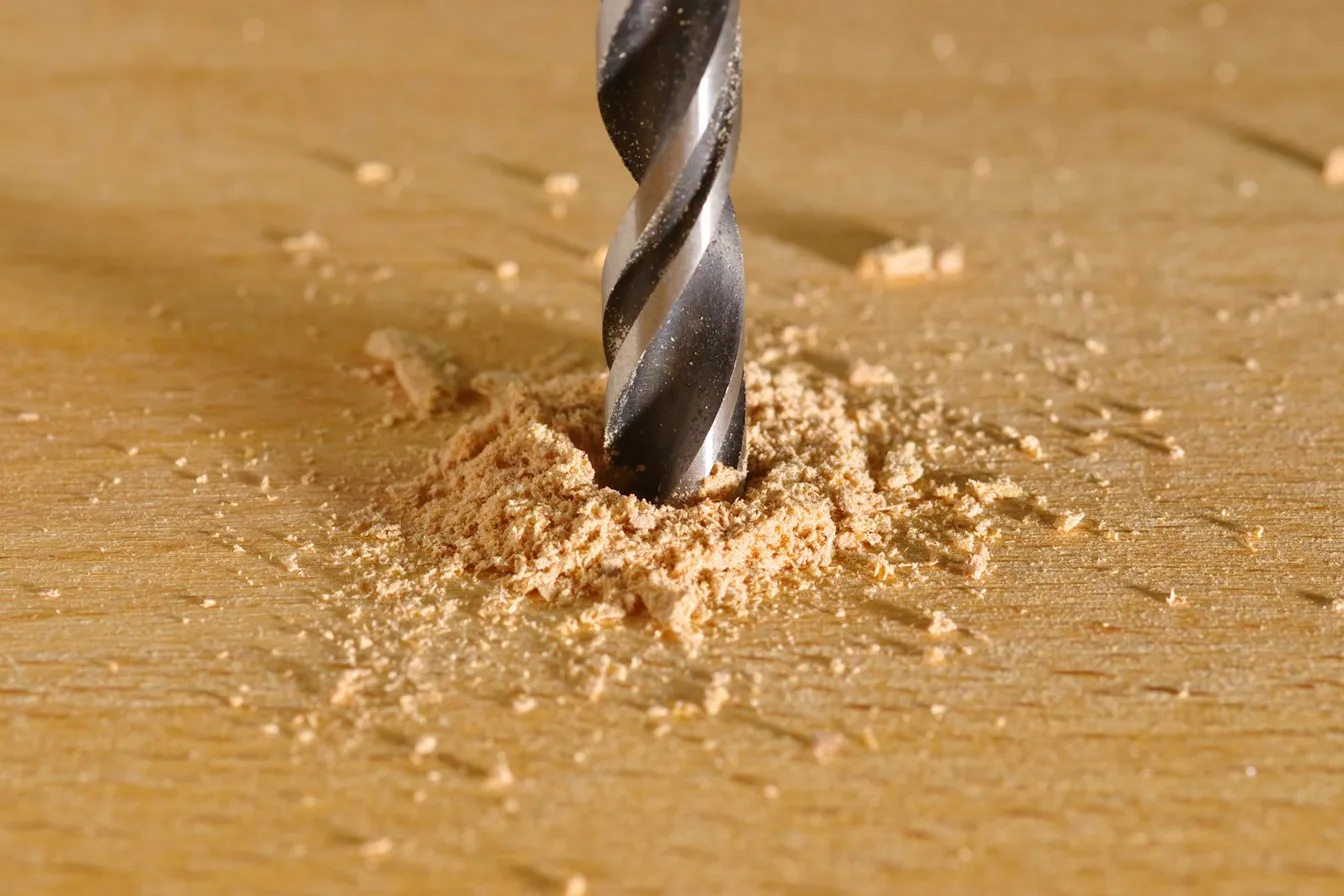 Taladro perforando una pieza de madera