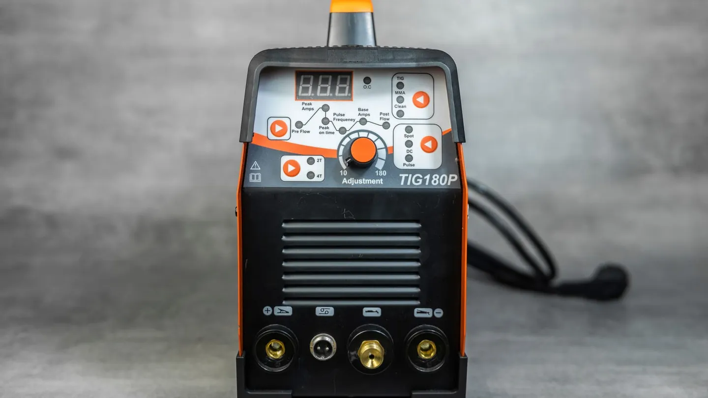 Soldadora inversora compacta con pantalla digital y selector de procesos TIG y electrodo