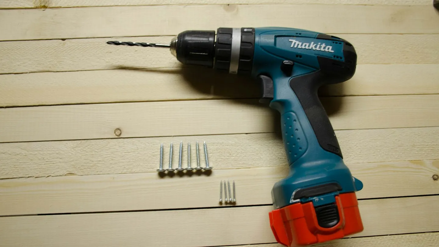 Taladro inalámbrico azul con batería