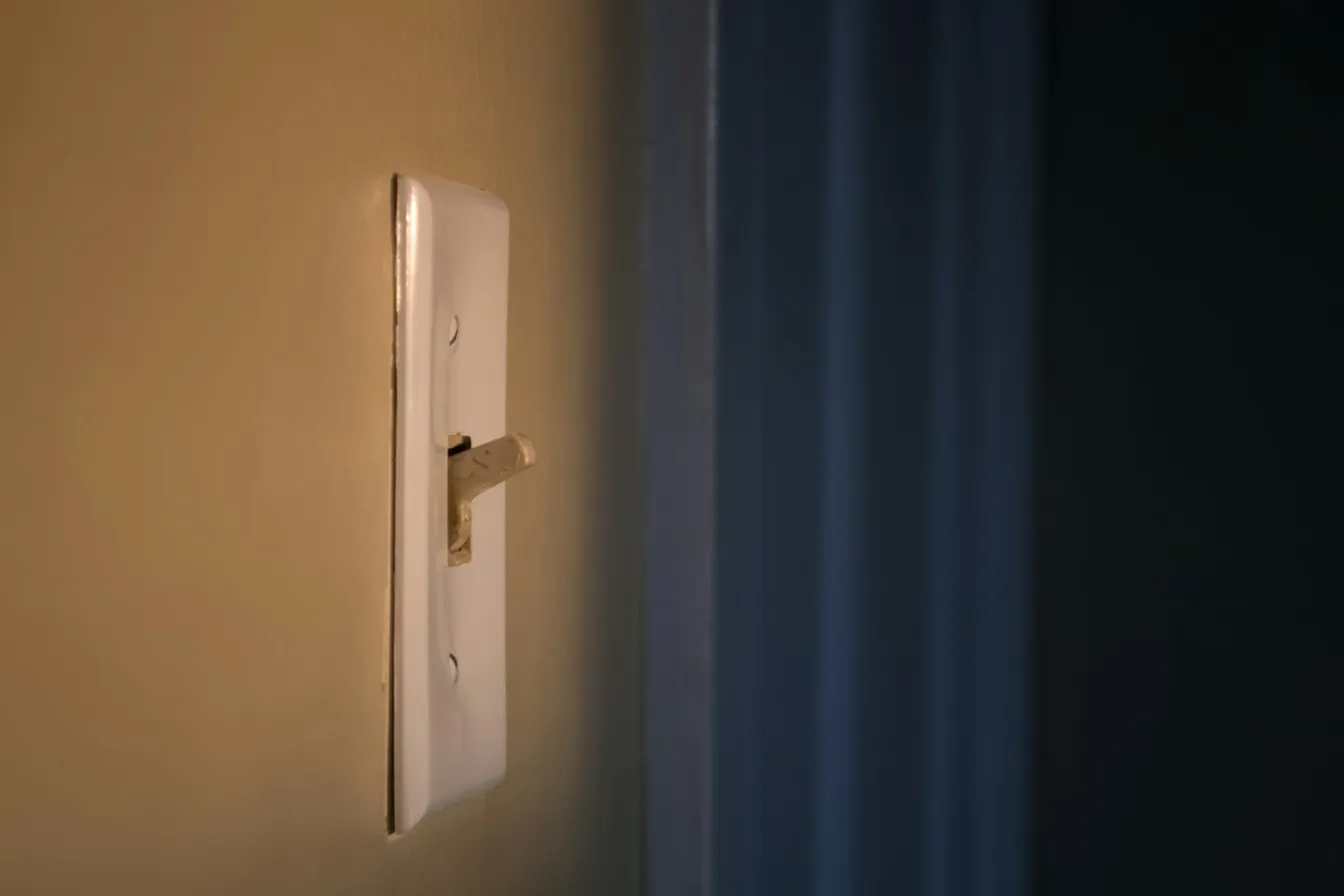 Apagador blanco en una pared azul