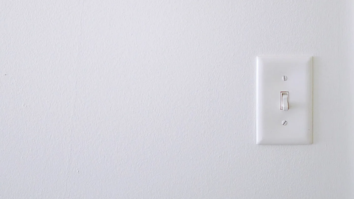 Apagador blanco montado en la pared