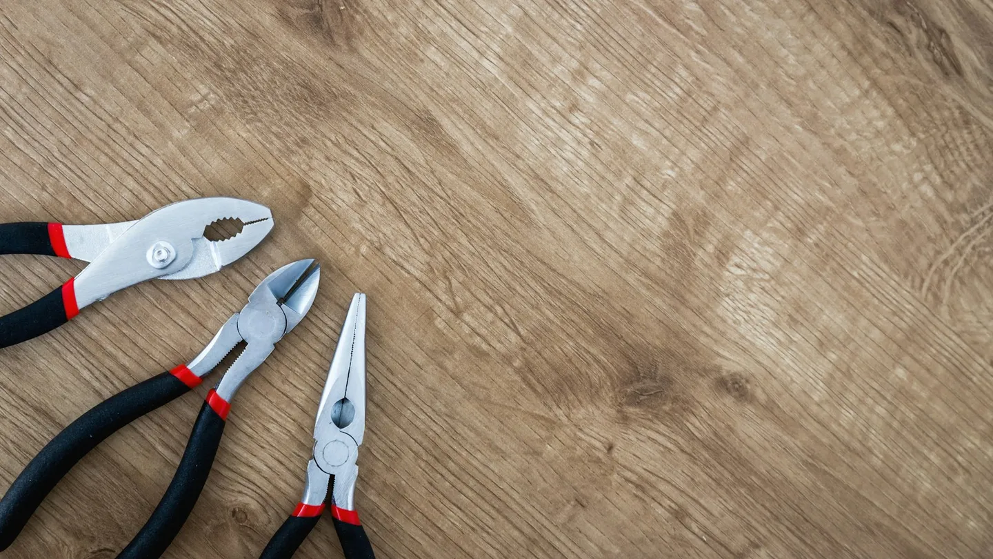 Pinzas de diferentes tipos sobre una mesa de madera
