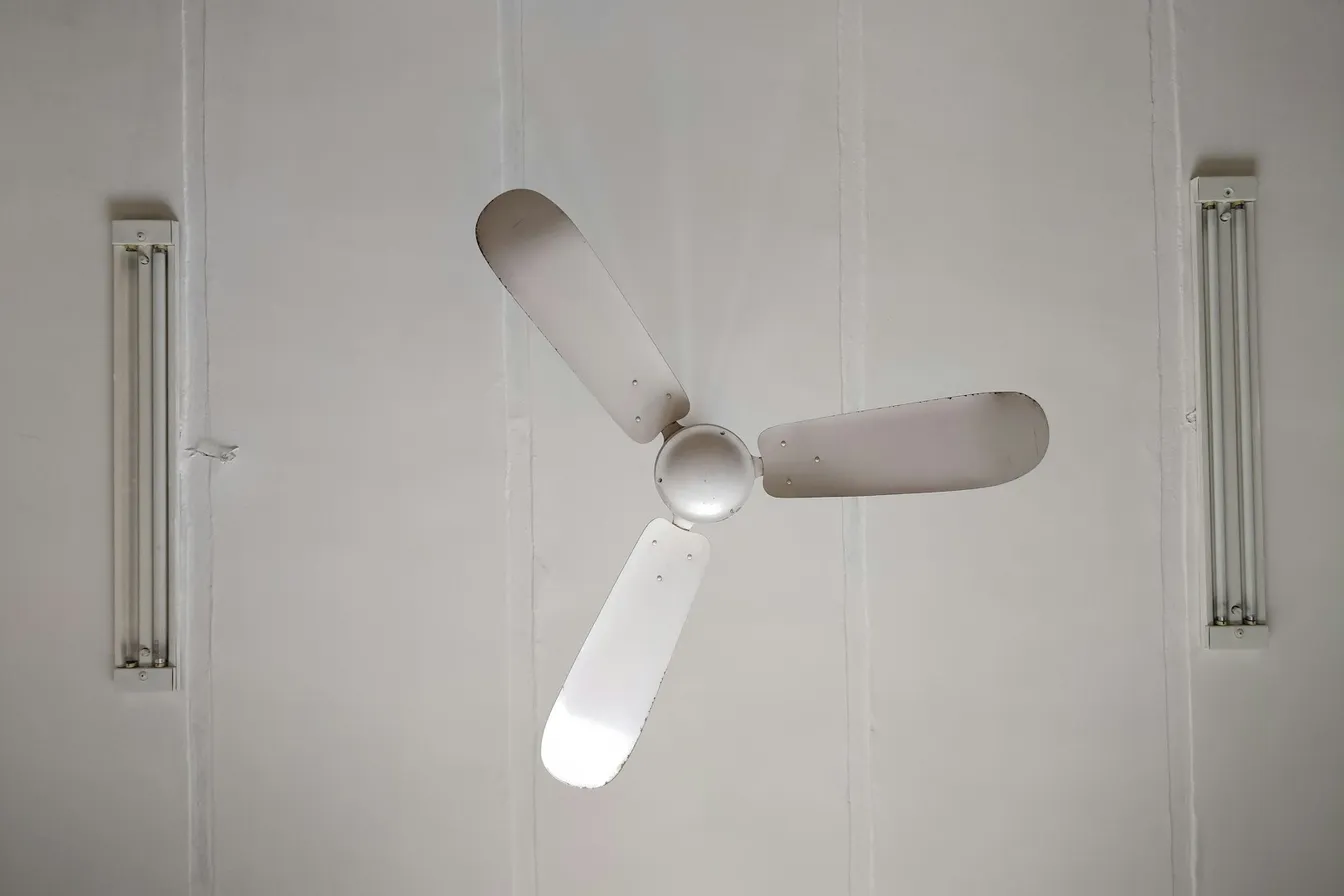 Ventilador de techo blanco de tres aspas